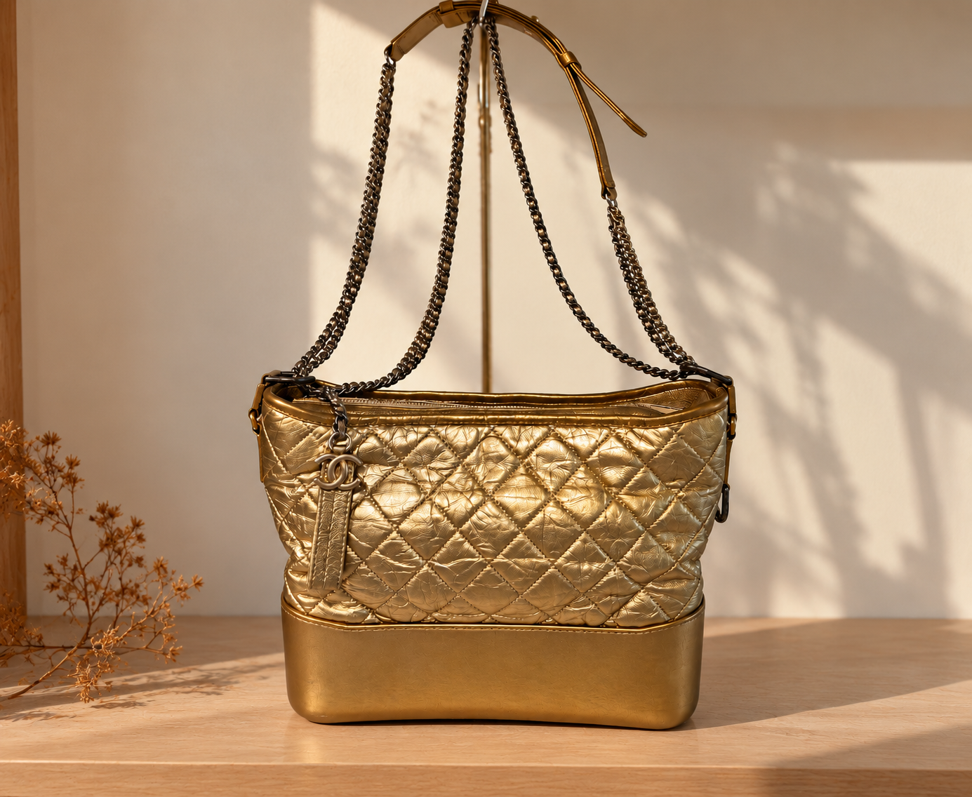 Bolsa Chanel Gabrielle dourada