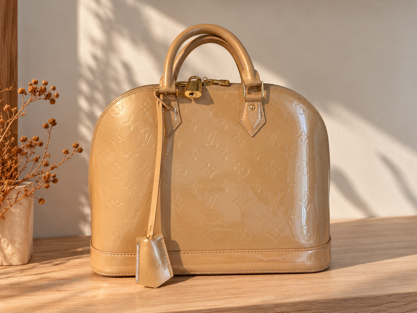 Bolsa Louis Vuitton Alma em verniz bege