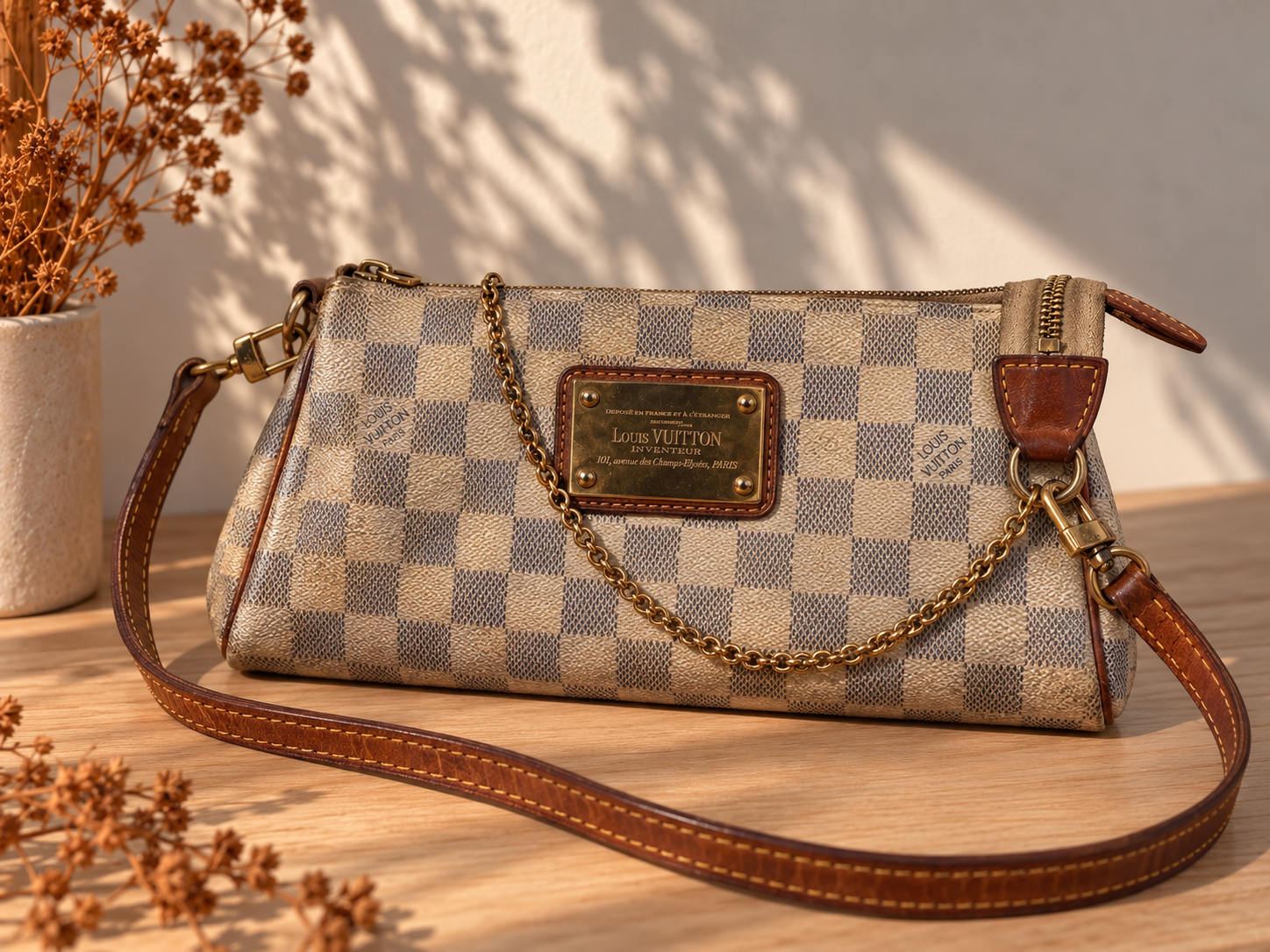 Bolsa Louis Vuitton Eva em Damier Azur com corrente dourada