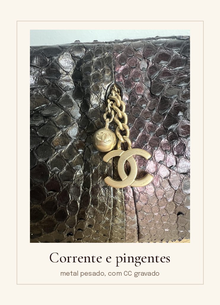 Corrente e pingentes dourados com o logo CC